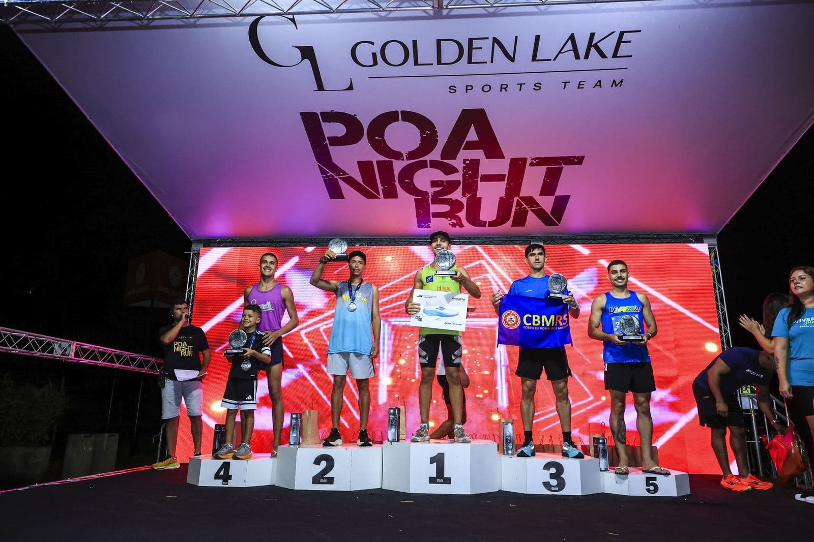 Atletas premiados no pódio da POA Night Run